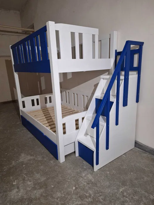 Pat etajat din lemn masiv cu 4 locuri. Comanda acum de la Mobila GDI. Producator de mobilier pe comanda din lemn masiv. Pat etajat din lemn masiv cu 4 locuri. Comanda acum de la Mobila GDI. Producator de mobilier pe comanda din lemn masiv.