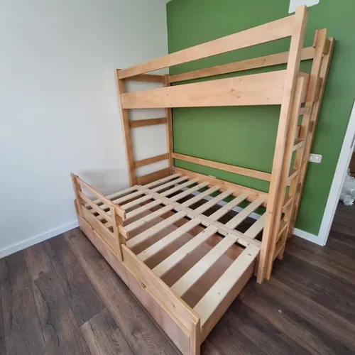 Pat etajat extensibil din lemn masiv, cu până la 3 locuri, sertar, scară și somiere incluse. Pentru saltele de 90 × 200 cm. Vezi modelul!