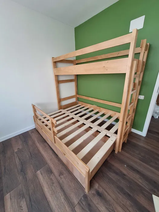 Pat etajat extensibil din lemn masiv, cu până la 3 locuri, sertar, scară și somiere incluse. Pentru saltele de 90 × 200 cm. Vezi modelul! Pat etajat extensibil din lemn masiv, cu până la 3 locuri, sertar, scară și somiere incluse. Pentru saltele de 90 × 200 cm. Vezi modelul!