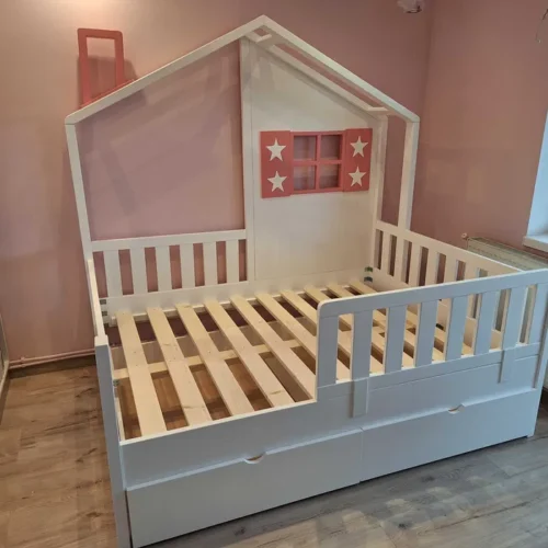 Pat Montessori tip căsuță din lemn masiv, pentru saltea de 140 × 200 cm, cu sertare, somieră și horn incluse. Descoperă modelul 410!