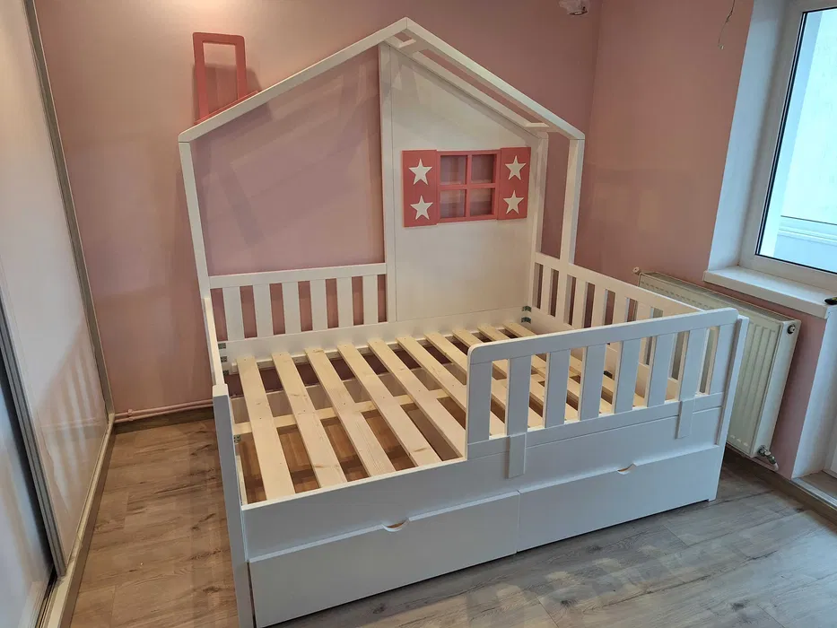 Pat Montessori tip căsuță din lemn masiv, pentru saltea de 140 × 200 cm, cu sertare, somieră și horn incluse. Descoperă modelul 410! Pat Montessori tip căsuță din lemn masiv, pentru saltea de 140 × 200 cm, cu sertare, somieră și horn incluse. Descoperă modelul 410!