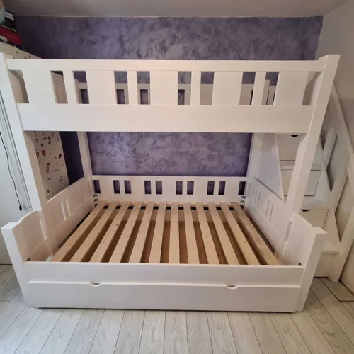 Pat etajat 120x200 cm si 90x200 cm din lemn masiv cu 3 locuri + loc suplimentar. Comanda acum de la Mobila GDI. Producator de mobilier pe comanda din lemn masiv.