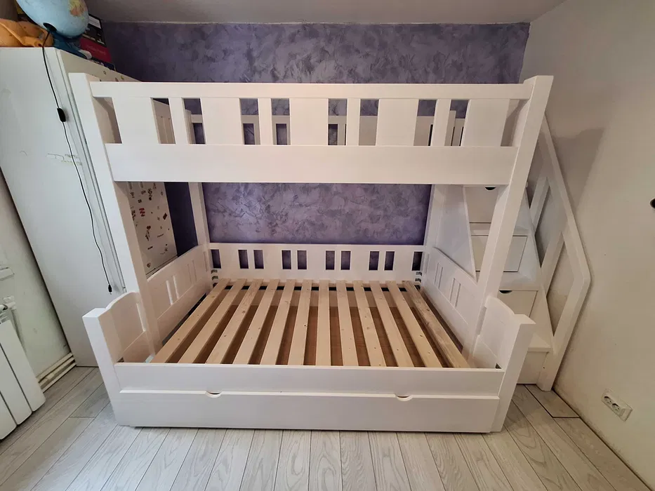 Pat etajat 120x200 cm si 90x200 cm din lemn masiv cu 3 locuri + loc suplimentar. Comanda acum de la Mobila GDI. Producator de mobilier pe comanda din lemn masiv. Pat etajat 120x200 cm si 90x200 cm din lemn masiv cu 3 locuri + loc suplimentar. Comanda acum de la Mobila GDI. Producator de mobilier pe comanda din lemn masiv.