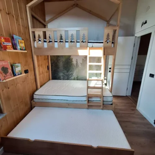 Pat etajat casuta 120x200 cm si 90x200 cm din lemn masiv cu 3 locuri + loc suplimentar. Comanda acum de la Mobila GDI. Producator de mobilier pe comanda din lemn masiv.