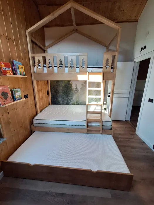 Pat etajat casuta 120x200 cm si 90x200 cm din lemn masiv cu 3 locuri + loc suplimentar. Comanda acum de la Mobila GDI. Producator de mobilier pe comanda din lemn masiv. Pat etajat casuta 120x200 cm si 90x200 cm din lemn masiv cu 3 locuri + loc suplimentar. Comanda acum de la Mobila GDI. Producator de mobilier pe comanda din lemn masiv.