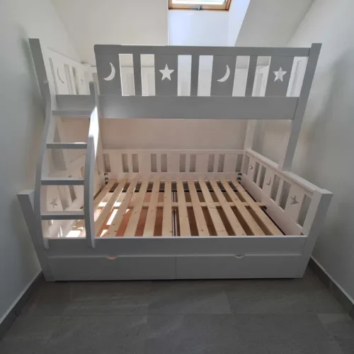 Pat etajat 120x200 cm si 90x200 cm din lemn masiv cu 3 locuri + loc suplimentar. Comanda acum de la Mobila GDI. Producator de mobilier pe comanda din lemn masiv.