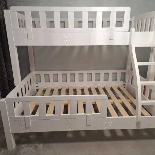 Pat etajat 140x200 cm si 90x200 cm din lemn masiv cu 3 locuri. Comanda acum de la Mobila GDI. Producator de mobilier pe comanda din lemn masiv.