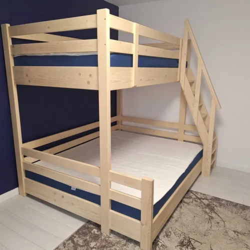 Pat etajat 140x200 cm si 90x200 cm din lemn masiv cu 3 locuri. Comanda acum de la Mobila GDI. Producator de mobilier pe comanda din lemn masiv.