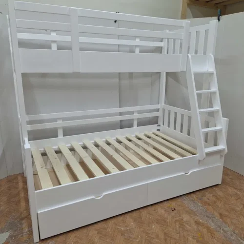 Pat etajat 120x200 cm si 90x200 cm din lemn masiv cu 3 locuri. Comanda acum de la Mobila GDI. Producator de mobilier pe comanda din lemn masiv.