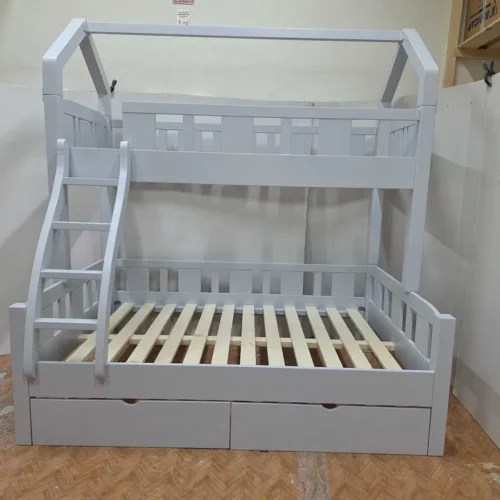 Pat etajat 140x200 cm si 90x200 cm din lemn masiv cu 3 locuri. Comanda acum de la Mobila GDI. Producator de mobilier pe comanda din lemn masiv.