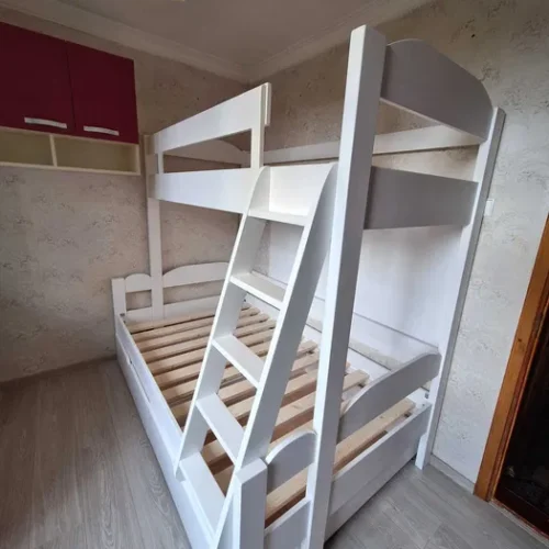 Pat etajat 120x200 cm si 90x200 cm din lemn masiv cu 3 locuri. Comanda acum de la Mobila GDI. Producator de mobilier pe comanda din lemn masiv.