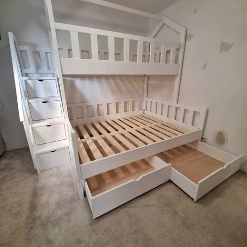 Pat etajat tip casuta cu 3 locuri pentru copii din lemn masiv. Comanda acum de la Mobila GDI!