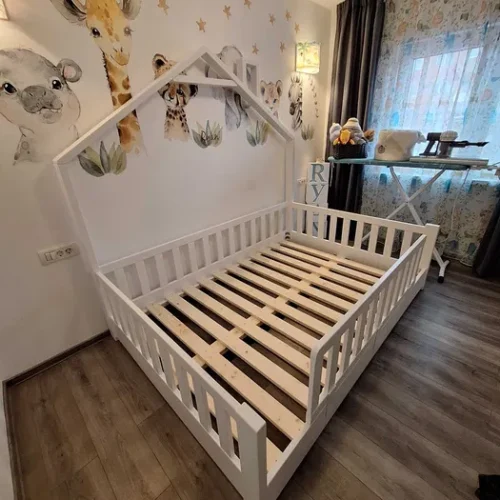 Pat Montessori din lemn masiv, pentru copii. Comanda acum de la Mobila GDI. Producator de mobilier pe comanda din lemn masiv.