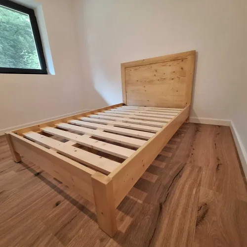 Pat matrimonial din lemn masiv, 140x200cm. Comanda acum de la Mobila GDI. Producator de mobilier pe comanda din lemn masiv.